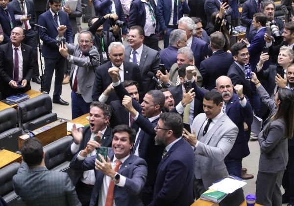  Projeto de Lei da Dosimetria pode reduzir tempo de progressão de pena para condenados em crimes comuns, afirmam especialistas