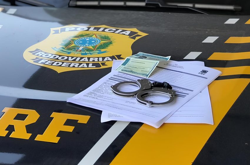  PRF prende foragido da Justiça e recupera carro com queixa de apropriação indébita na BR-230, na Grande João Pessoa
