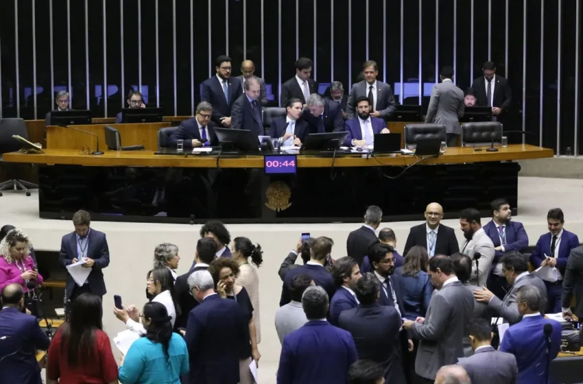  Câmara aprova corte de 10% em benefícios fiscais e aumenta tributos sobre apostas online e fintechs