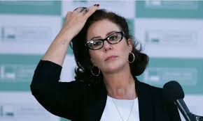  Câmara mantém mandato de Carla Zambelli apesar de condenações criminais no STF