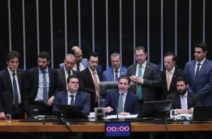  Câmara aprova projeto que reduz penas de condenados por atos golpistas e pode beneficiar Bolsonaro