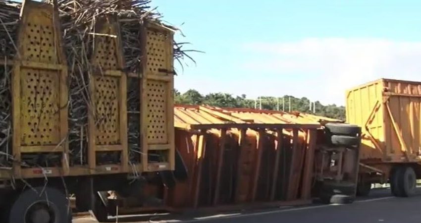  Caminhão com dois reboques tomba na BR-101 em Santa Rita; nenhum ferido foi registrado