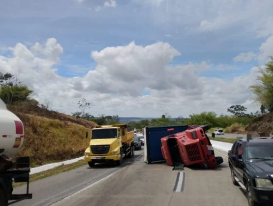  Tombamento de carreta causa congestionamento na BR-101 entre Pernambuco e Paraíba