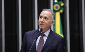  Aguinaldo aposta em diálogo e vê Ruy Carneiro mais perto da base do governo