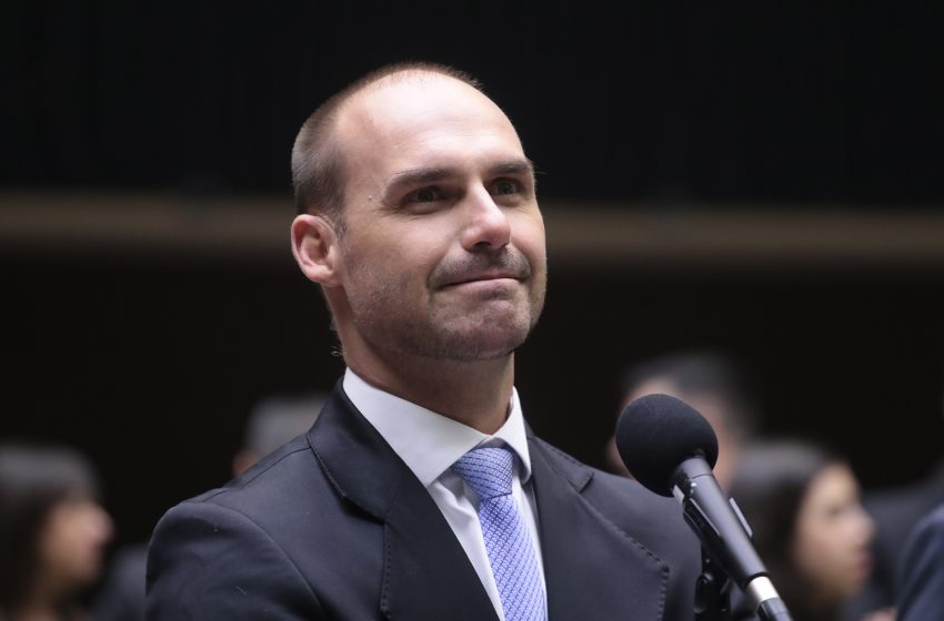  Hugo Motta diz que Eduardo Bolsonaro já reúne faltas para perder o mandato