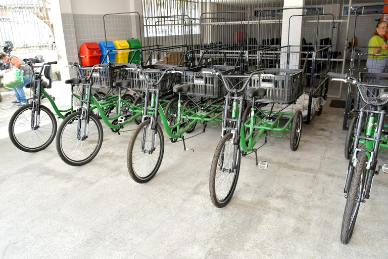  Governo do Estado fortalece coleta seletiva e entrega triciclos a catadores de recicláveis, em Campina Grande