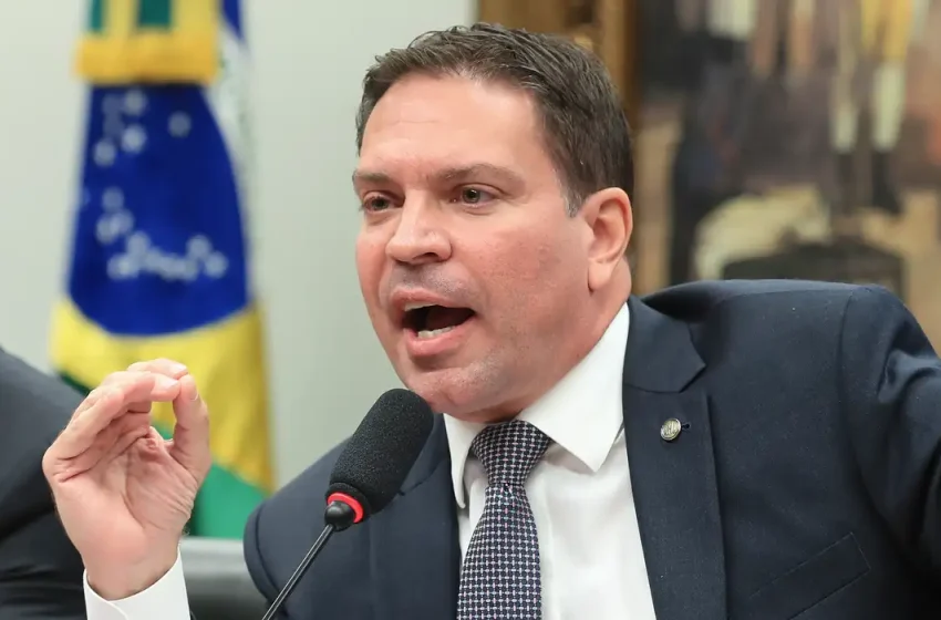  Moraes aciona Justiça dos EUA para trazer Ramagem de volta ao Brasil