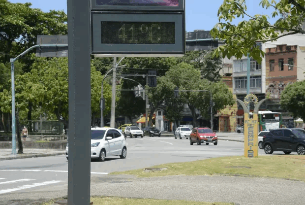 Perigo pelo alto calor faz 6 estados ficarem em alerta e o Rio passa para estado de emergência. Entenda