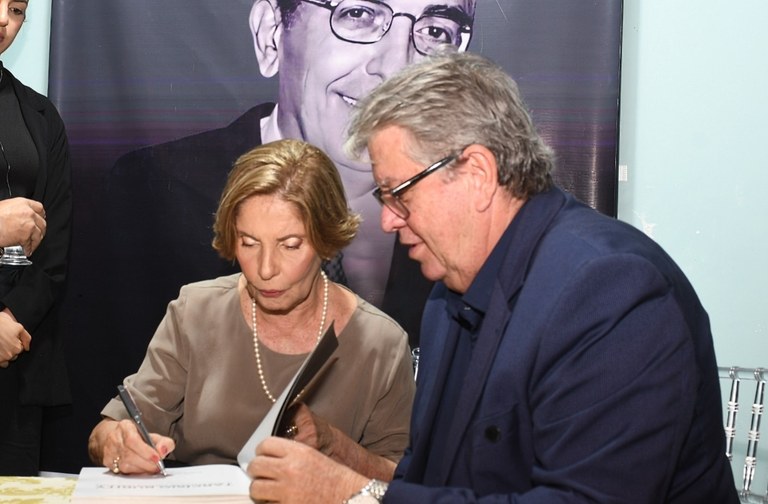  João Azevêdo prestigia lançamento da biografia de Tarcísio Burity e ressalta legado do ex-governador da Paraíba