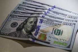  Dólar cai, mas continua acima de $5,40