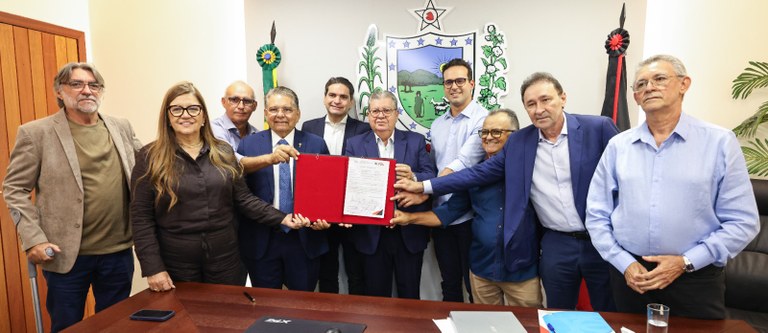  João Azevêdo autoriza construção de rodovia de R$ 33 milhões ligando Pocinhos a Olivedos