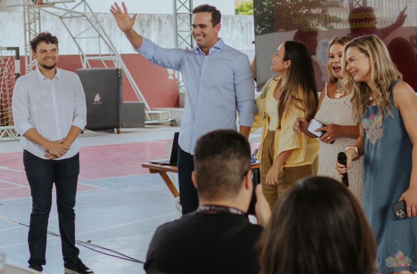  Lucas Ribeiro visita artesãos alojados na capital pelo Governo da Paraíba durante o Salão do Artesanato