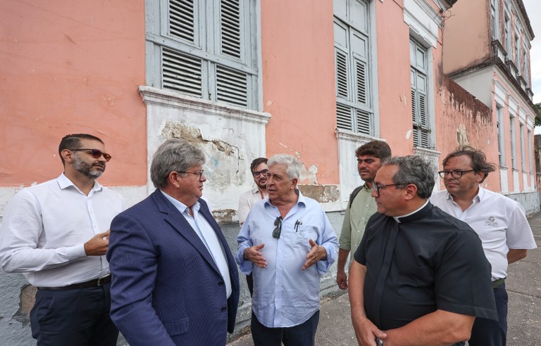  João Azevêdo se reúne com presidente do Vila Galé para instalação de hotel do grupo português no Centro Histórico da Capital