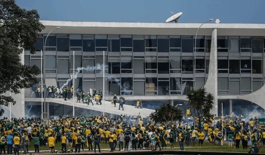 STF já condenou mais de 800 réus por atos golpistas de 8 de janeiro; Bolsonaro e aliados somam penas que passam de 27 anos