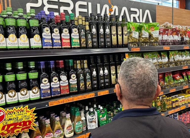  Procon-JP apreende dezenas de produtos alimentícios com validade vencida e autua dois supermercados