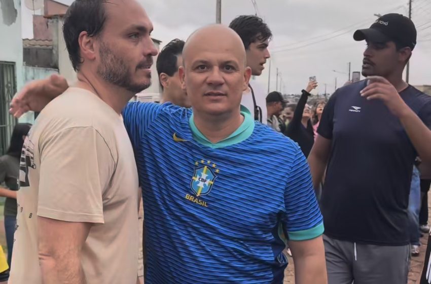  Cabo Gilberto participa de caminhada liderada por Nikolas Ferreira em defesa de Bolsonaro
