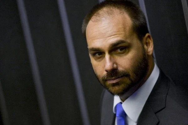  Decreto no DOU manda Eduardo Bolsonaro voltar ao cargo de escrivão na Polícia Federal após perda de mandato