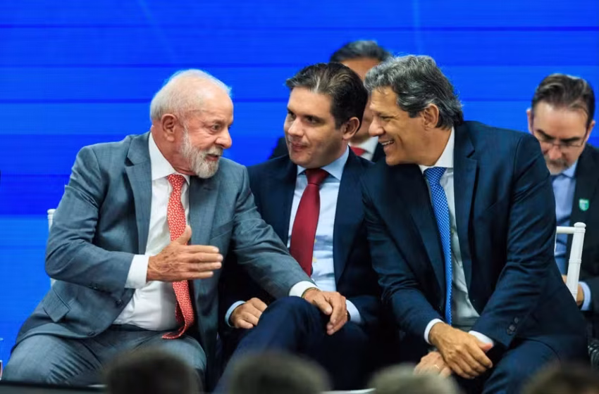 Presença de Hugo Motta em evento do governo federal durante recesso sinaliza aproximação com o Planalto