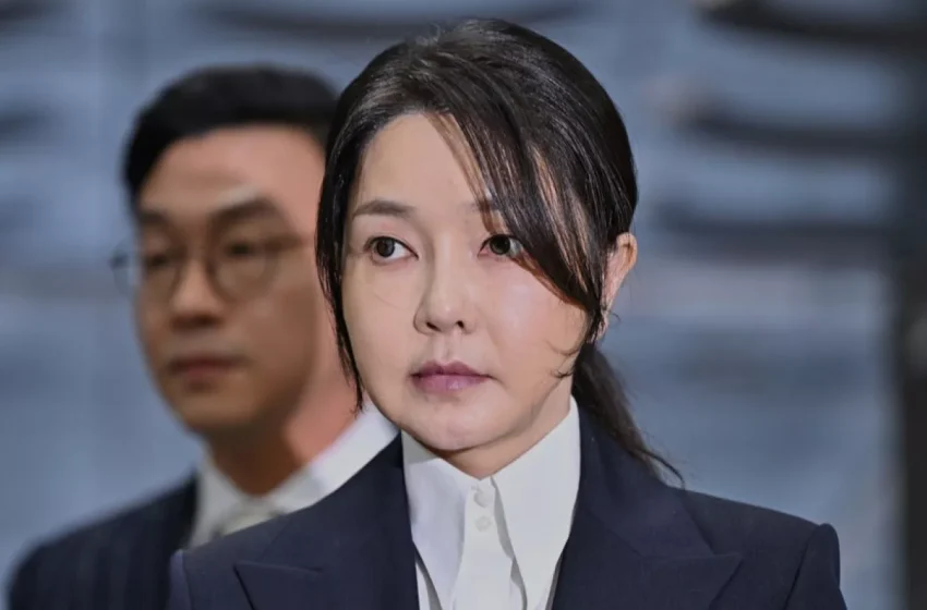  Ex-primeira-dama da Coreia do Sul é condenada por suborno e recebe pena de 1 ano e 8 meses