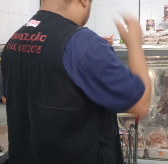  Procon-JP realiza fiscalização em supermercado e apreende alimentos com validade vencida há mais de seis meses