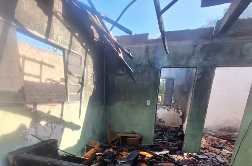  Incêndio destrói casa em Sousa e polícia prende suspeito por crime