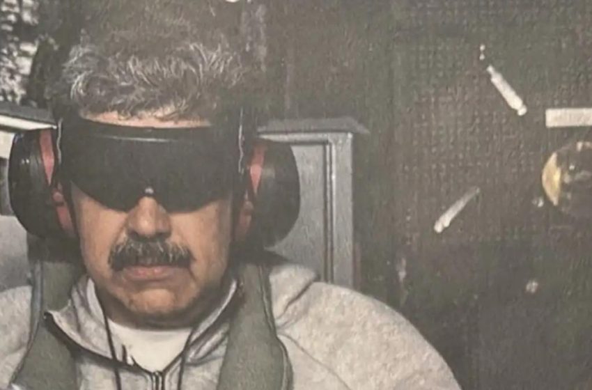  Trump divulga imagem de Nicolás Maduro após captura e transporte em navio da Marinha dos EUA