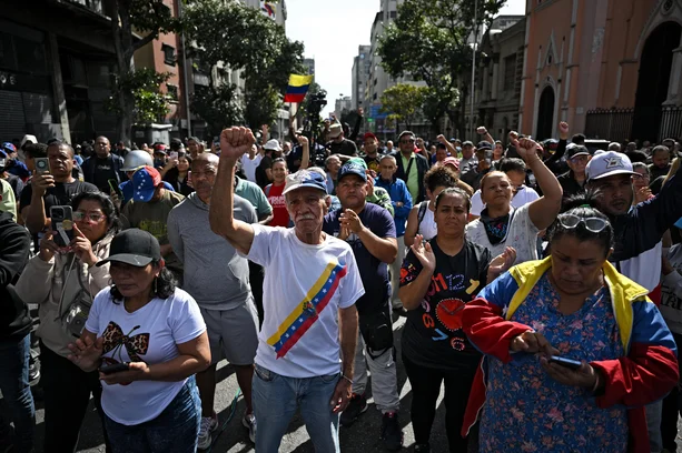  Apoiadores de Maduro fazem atos em Caracas durante posse interina de Delcy Rodríguez