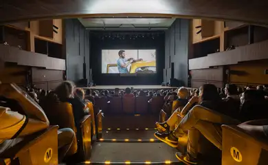  Mostra de Cinema de Tiradentes abre edição 2026 com homenagem a Karine Teles e pré-estreia de Júlio Bressane