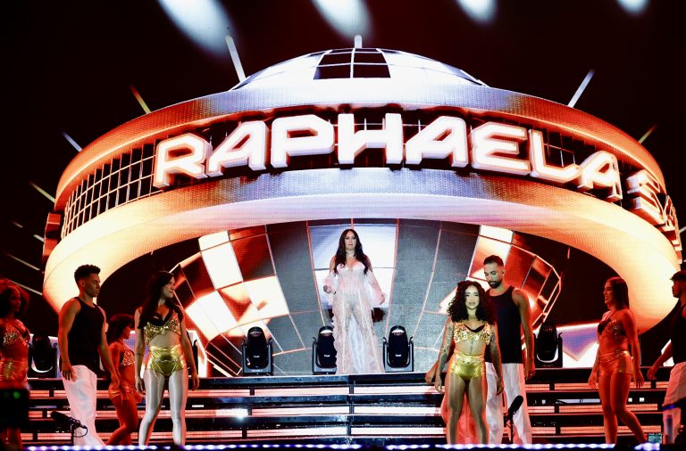  Busto de Tamandaré vira palco para gravação de DVD de Raphaela Santos com público recorde