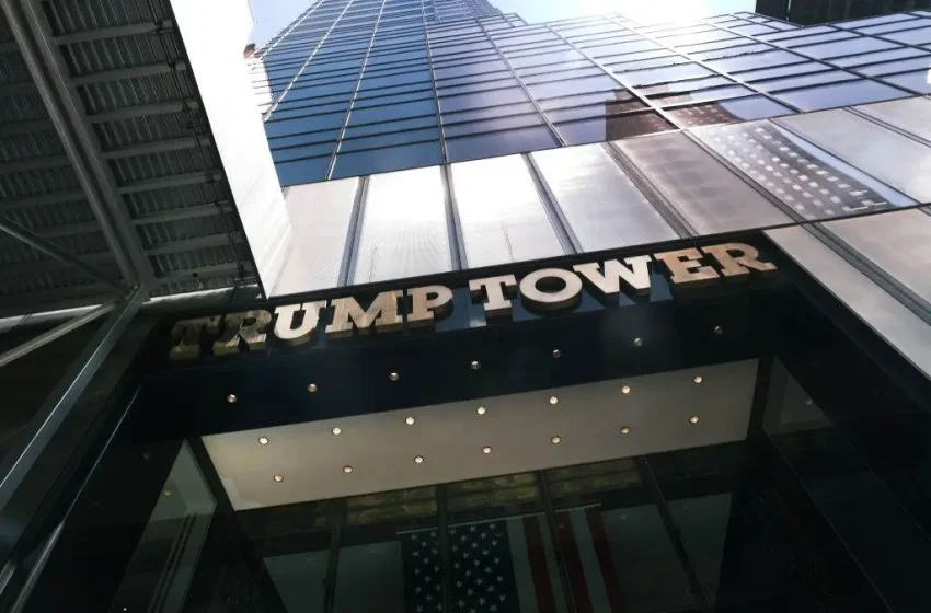  Protesto em frente à Trump Tower reúne manifestantes contra governo Trump em Nova York