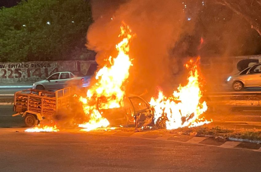  URGENTE: Carro pega fogo em frente ao Sistema Master de Comunicação, na Beira-Rio