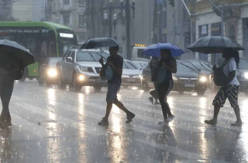  Inmet mantém alertas para chuvas fortes nesta sexta-feira (16) em regiões do Norte, Sul e Sudeste do país