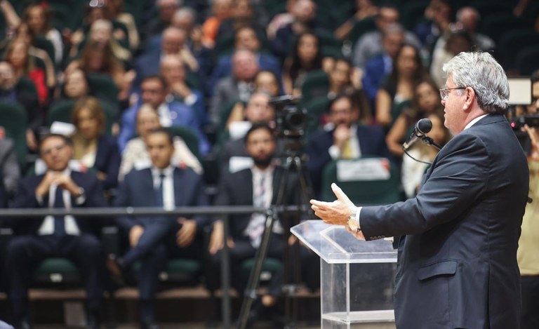  João Azevedo empossa novos procuradores e auditores de contas