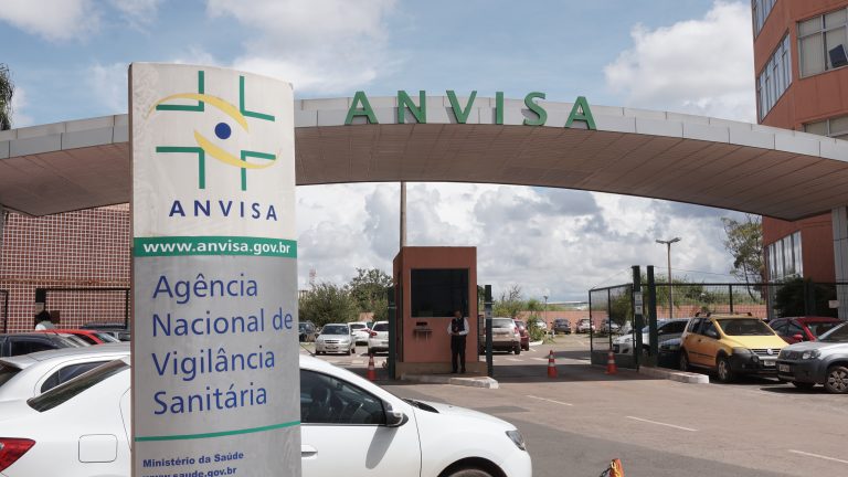  Anvisa determina suspensão de glitter e folhas de ouro para alimentos