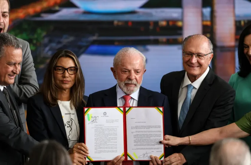  Lula veta PL da dosimetria durante evento em alusão ao 8 de Janeiro