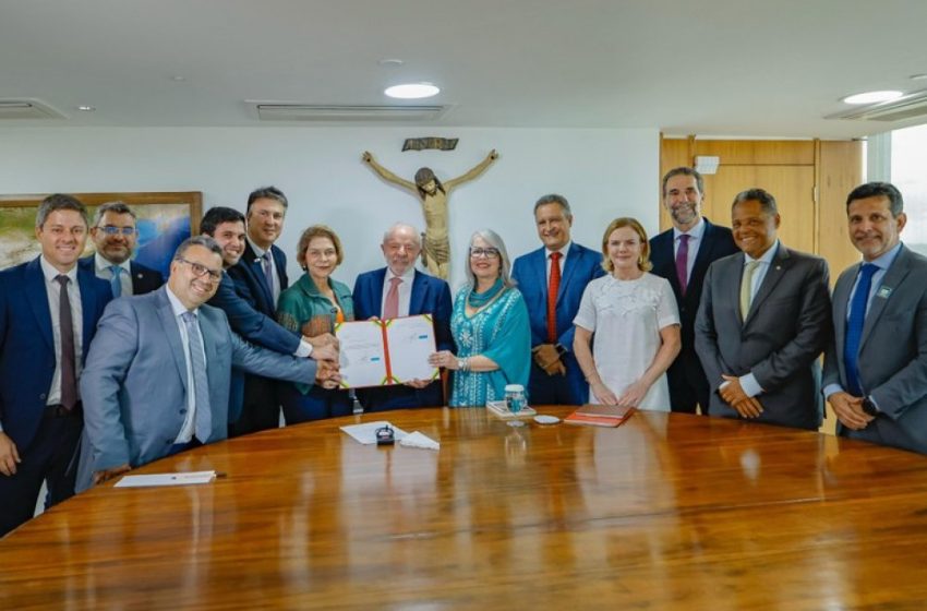  Lula assina MP e reajusta piso do magistério em 5,4%; confira valor