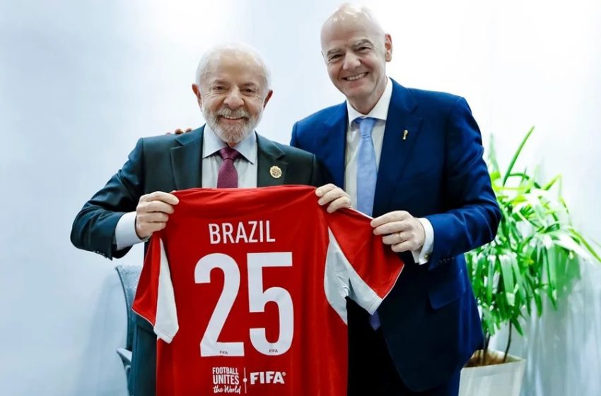  Lula recebe dirigentes do futebol e presidente da Fifa no Palácio do Planalto