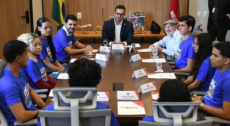  Lucas Ribeiro recebe aprovados no Sisu e reafirma compromisso do Governo com educação da Paraíba