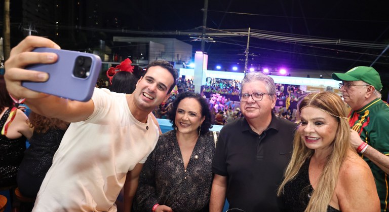  João Azevêdo prestigia 40° desfile das Muriçocas do Miramar e destaca investimentos do Governo no carnaval paraibano