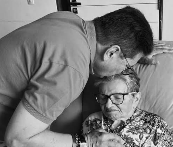  Adriano Galdino lamenta morte da mãe; ALPB decreta luto oficial