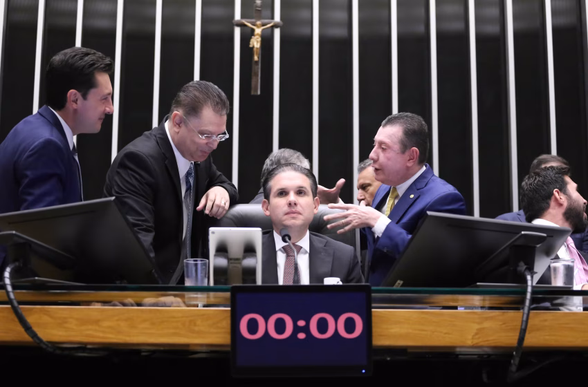 Câmara dos Deputados aprova criação de mais de 17 mil cargos em ministérios e proposta segue para o Senado