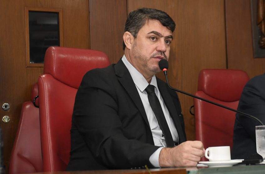  Dinho Dowsley anuncia reajuste salarial de 10% para todos os servidores municipais de João Pessoa
