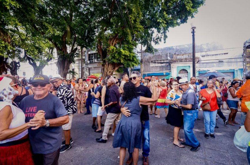  Sabadinho Bom anima foliões ao som da Orquestra de Frevo Porta do Sol