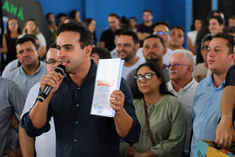  Lucas Ribeiro inaugura escola reformada e vistoria obras de rodovias no Brejo paraibano