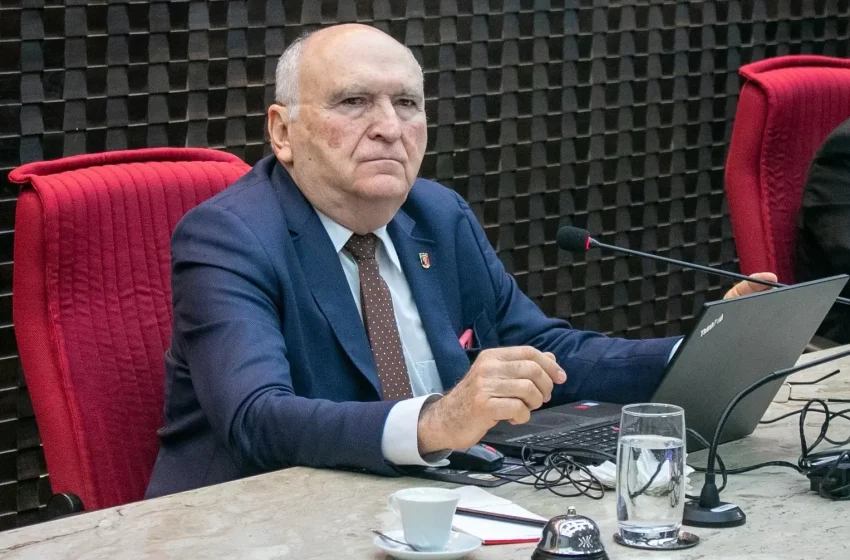  Conselheiro Nominando Diniz antecipa aposentadoria no TCE-PB a pedido do governador