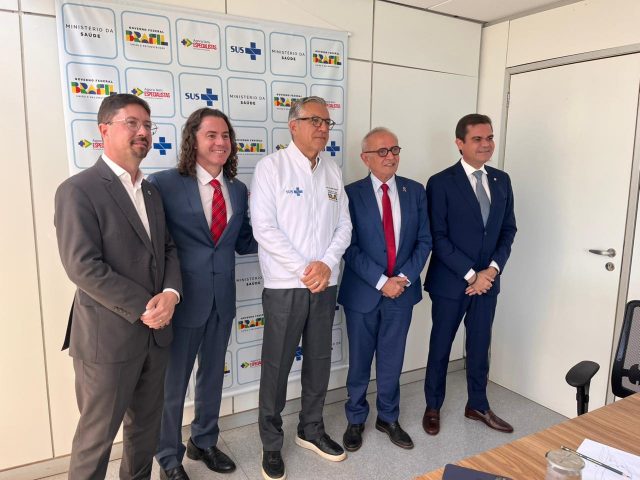  Cícero Lucena, prefeito de João Pessoa, recebe do ministro da Saúde a confirmação da construção de um novo hospital oncológico na cidade.
