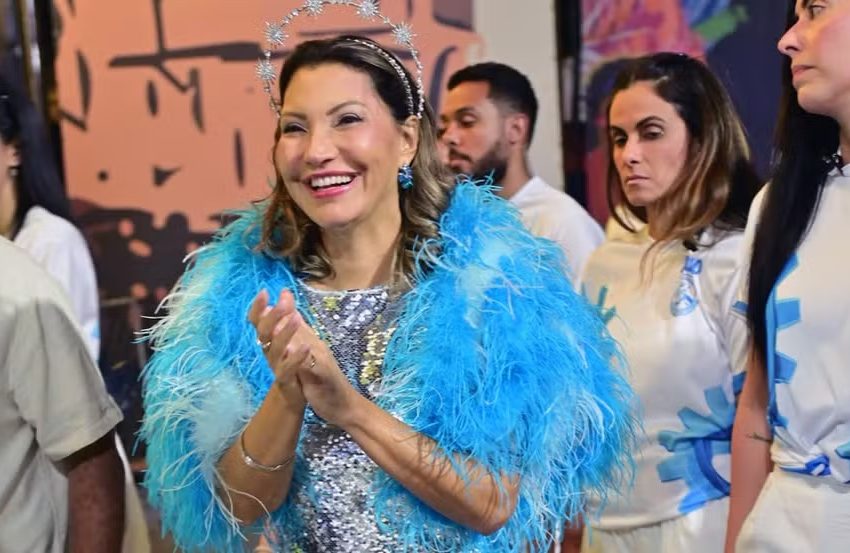  Janja da Silva embarcou em avião da FAB e esteve em escola de samba no Rio