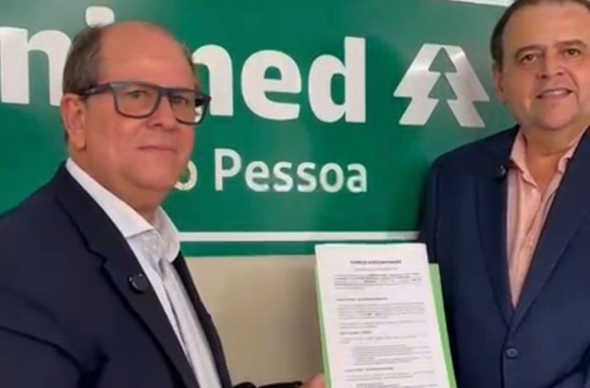  Presidentes Bezerra e Gualter celebram 3 anos de parceria entre Sicredi Evolução e Unimed João Pessoa; Entenda