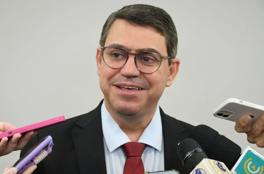  Com a viagem de Cícero, Dinho assume a Prefeitura de João Pessoa pela quinta vez