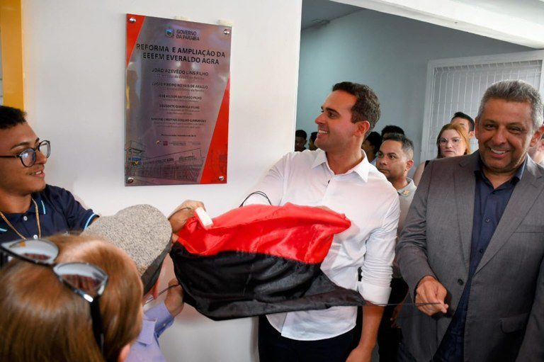  Lucas Ribeiro entrega kits escolares em Campina e reforma de escola em Massaranduba